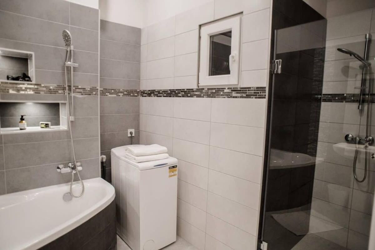 בודפשט New Luxury Apartment In The Center With A/C מראה חיצוני תמונה