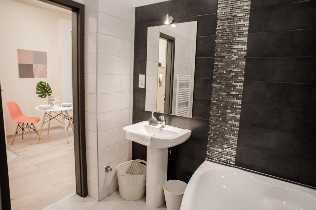 בודפשט New Luxury Apartment In The Center With A/C מראה חיצוני תמונה